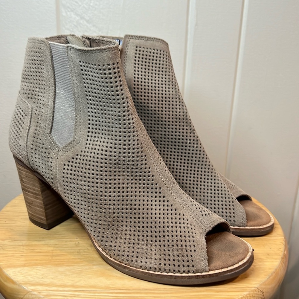 TOMS SUEDE LEATHER CHELSEA BOOTS - Picture 1 of 11
